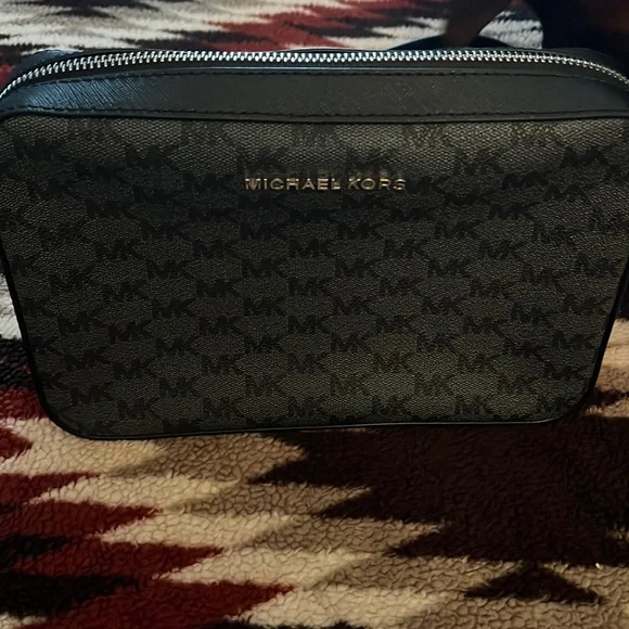 Michael Kors crossbody - Picture 1 of 3